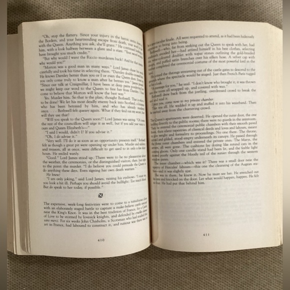 Mary Queen of Scotland & the Isles by Margaret George, Novel - Picture 3 of 5